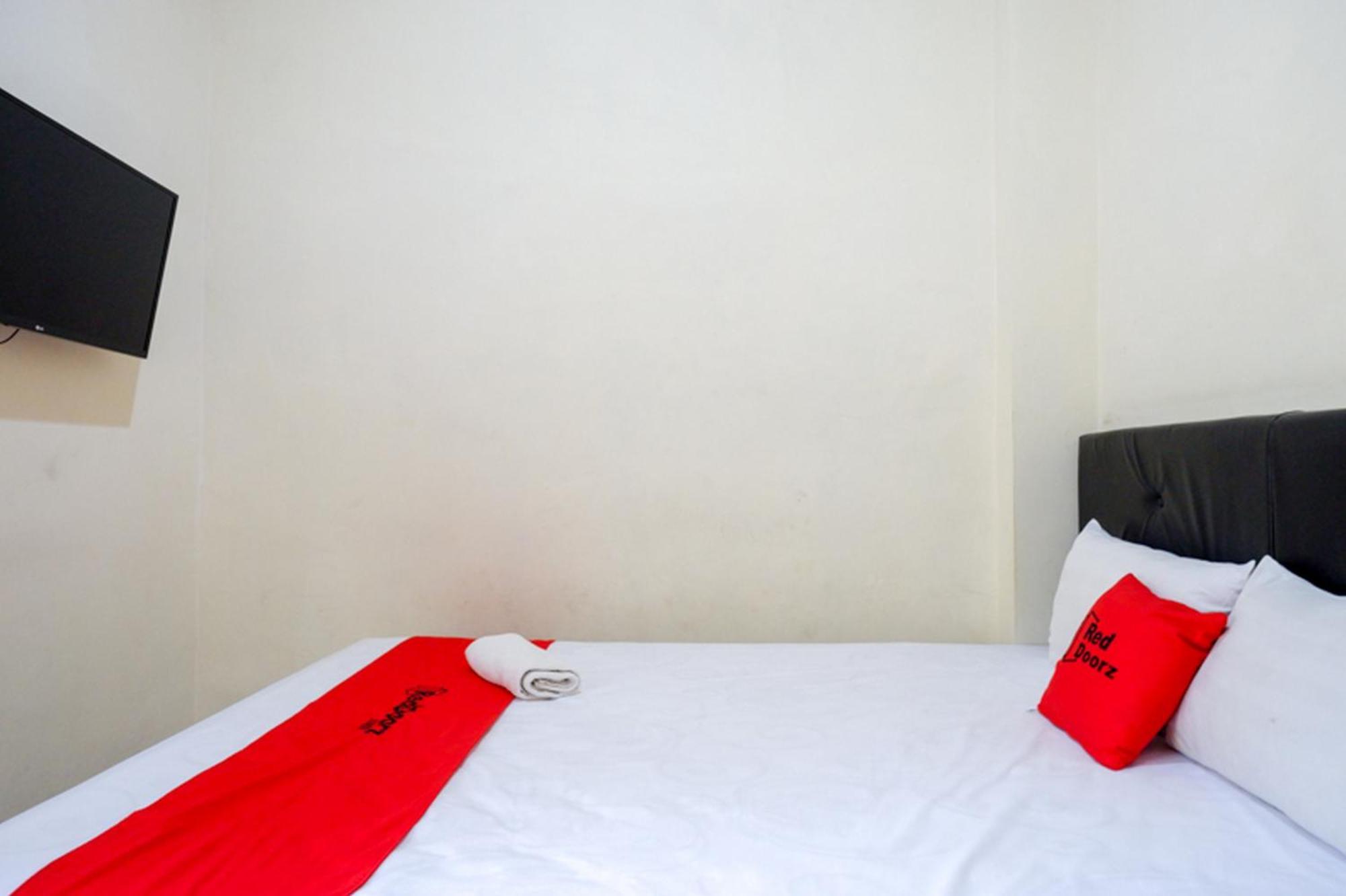מלון Surakarta  Reddoorz Syariah Near Purwosari Train Station מראה חיצוני תמונה