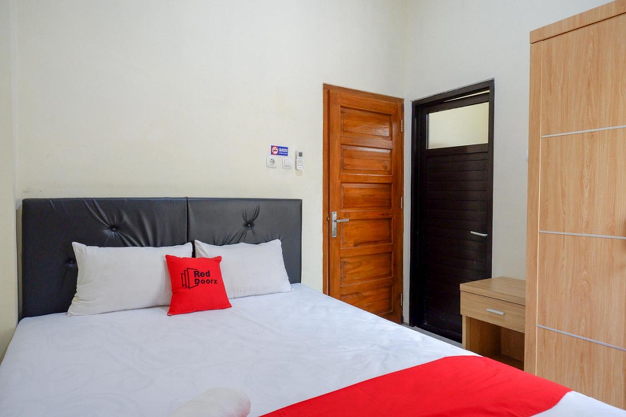 מלון Surakarta  Reddoorz Syariah Near Purwosari Train Station מראה חיצוני תמונה