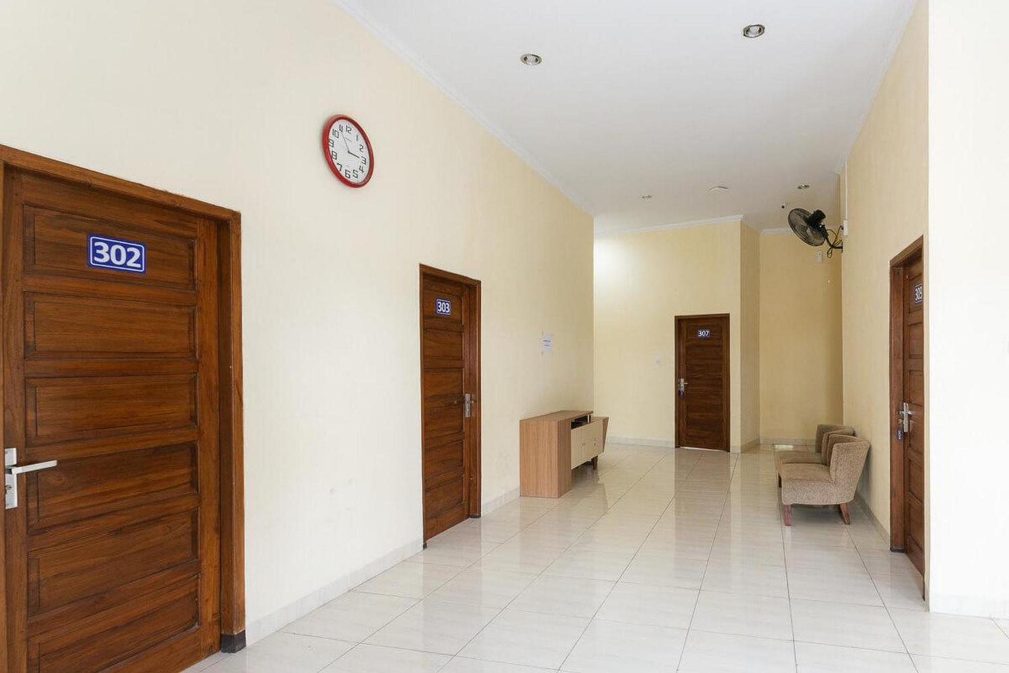 מלון Surakarta  Reddoorz Syariah Near Purwosari Train Station מראה חיצוני תמונה