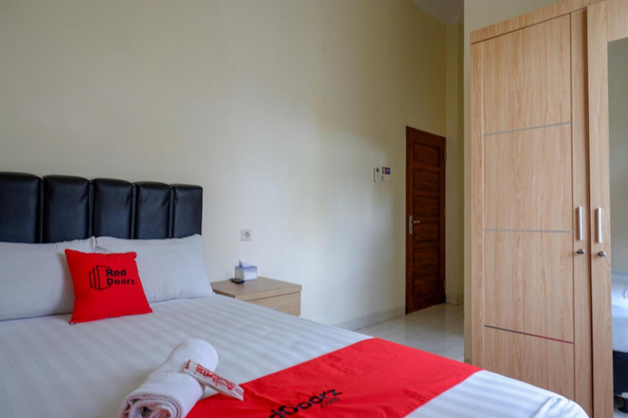 מלון Surakarta  Reddoorz Syariah Near Purwosari Train Station מראה חיצוני תמונה
