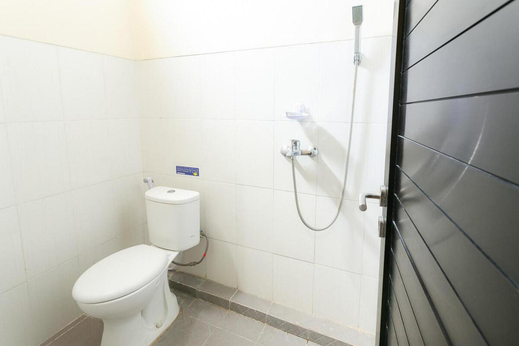 מלון Surakarta  Reddoorz Syariah Near Purwosari Train Station מראה חיצוני תמונה