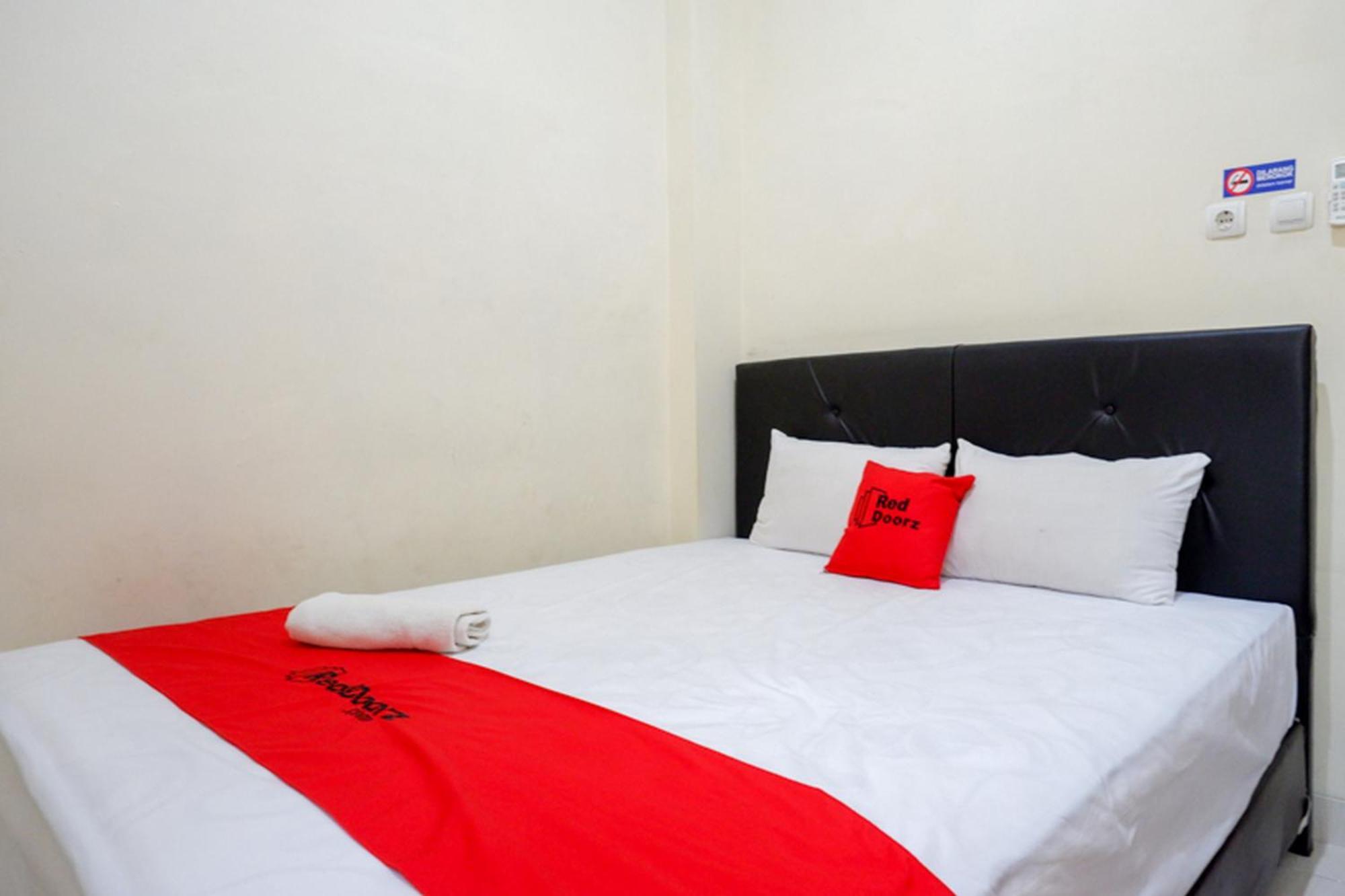 מלון Surakarta  Reddoorz Syariah Near Purwosari Train Station מראה חיצוני תמונה