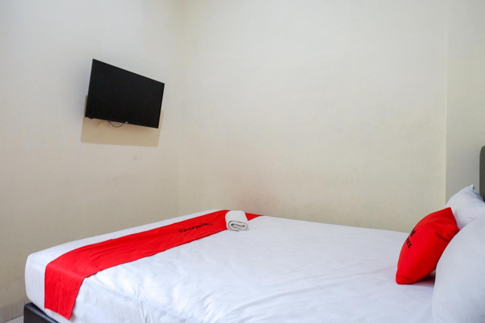 מלון Surakarta  Reddoorz Syariah Near Purwosari Train Station מראה חיצוני תמונה