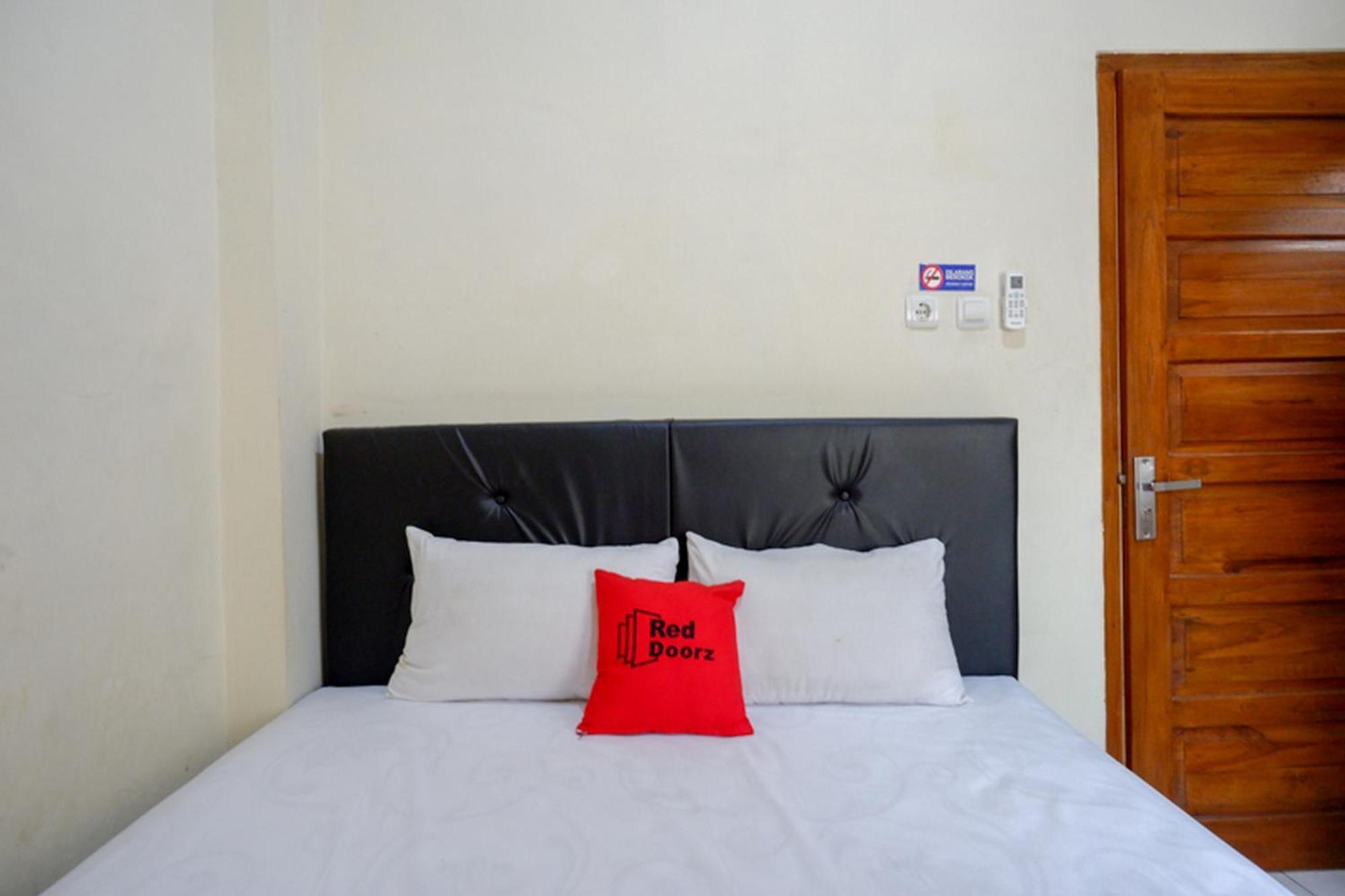 מלון Surakarta  Reddoorz Syariah Near Purwosari Train Station מראה חיצוני תמונה