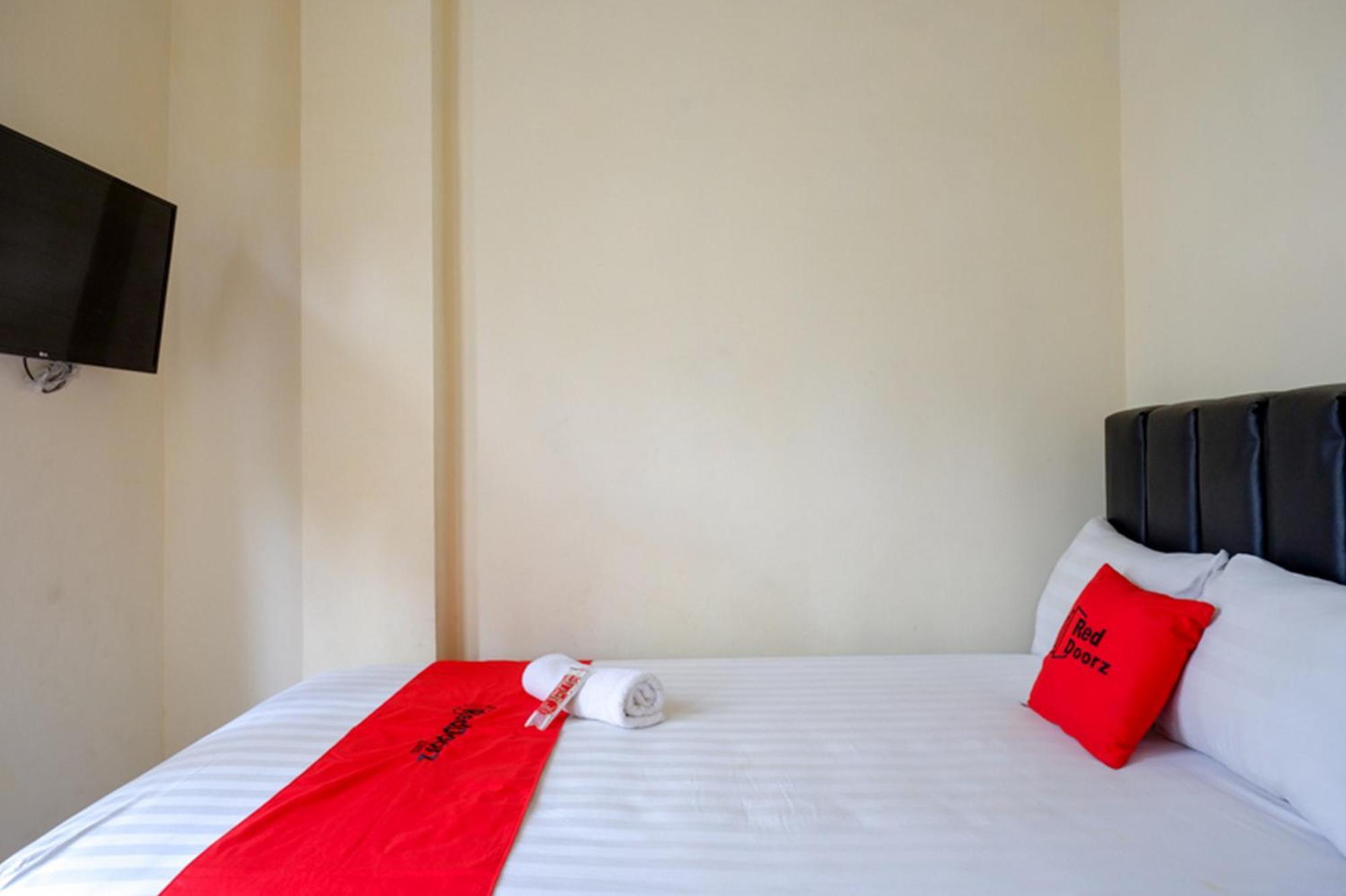 מלון Surakarta  Reddoorz Syariah Near Purwosari Train Station מראה חיצוני תמונה