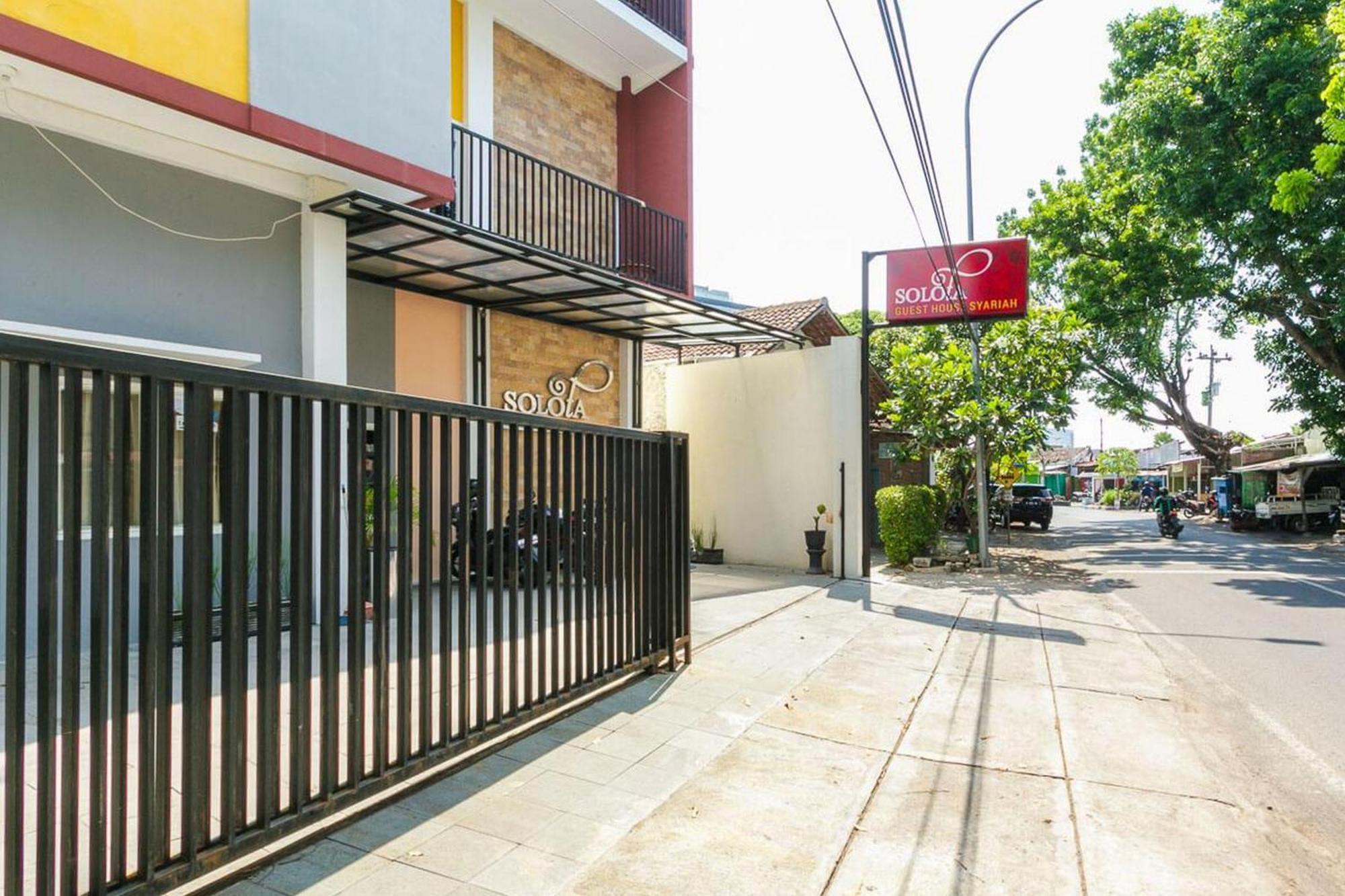 מלון Surakarta  Reddoorz Syariah Near Purwosari Train Station מראה חיצוני תמונה
