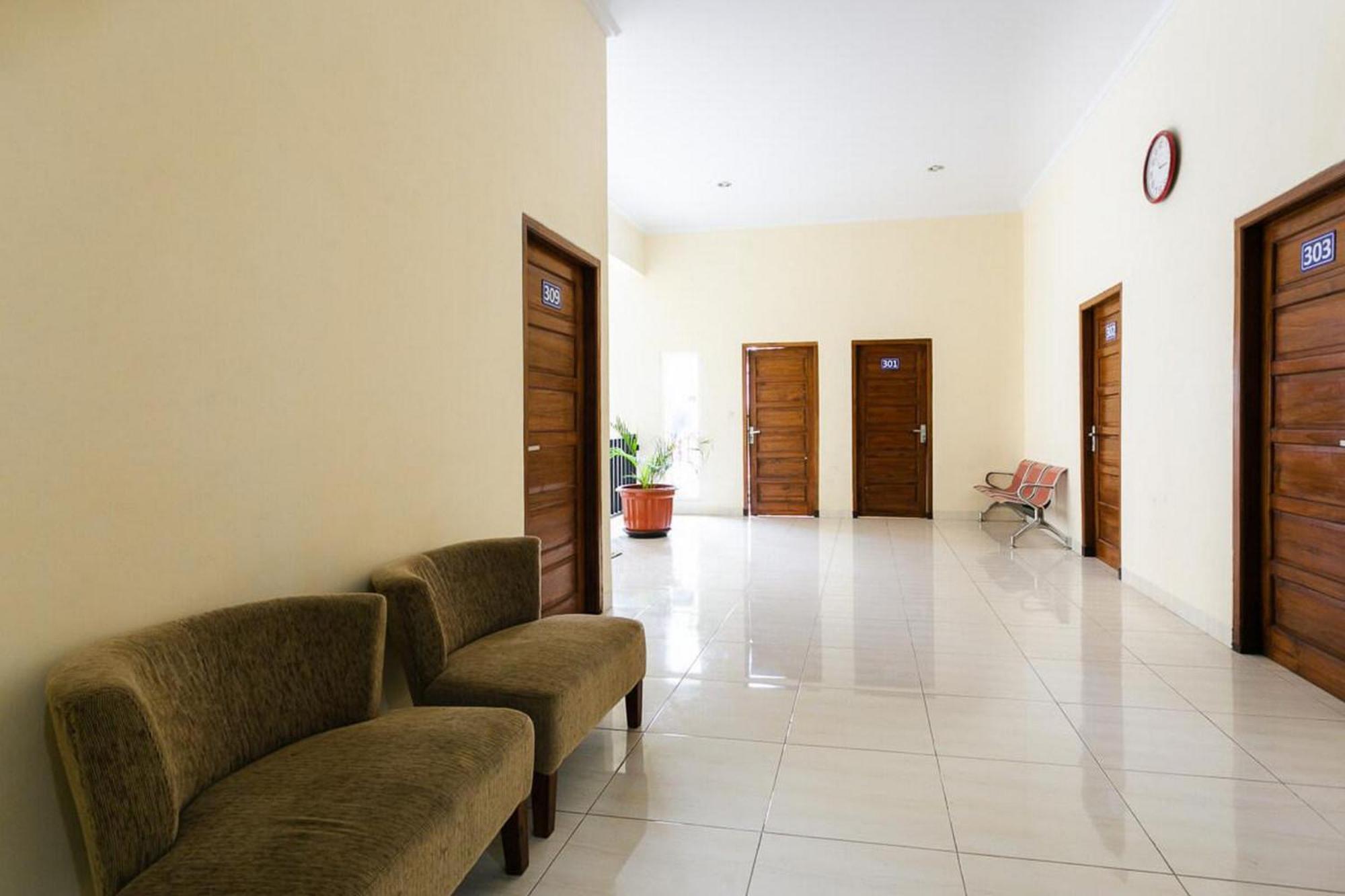 מלון Surakarta  Reddoorz Syariah Near Purwosari Train Station מראה חיצוני תמונה