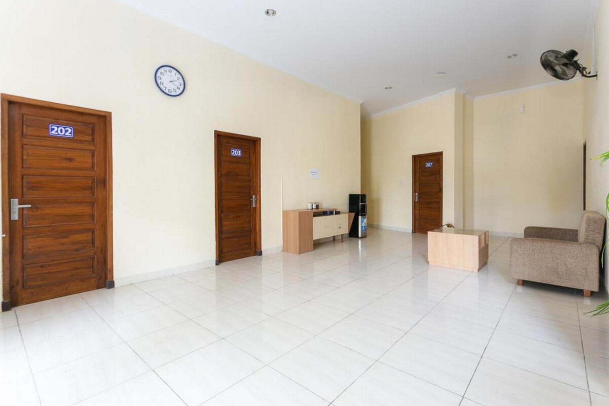 מלון Surakarta  Reddoorz Syariah Near Purwosari Train Station מראה חיצוני תמונה