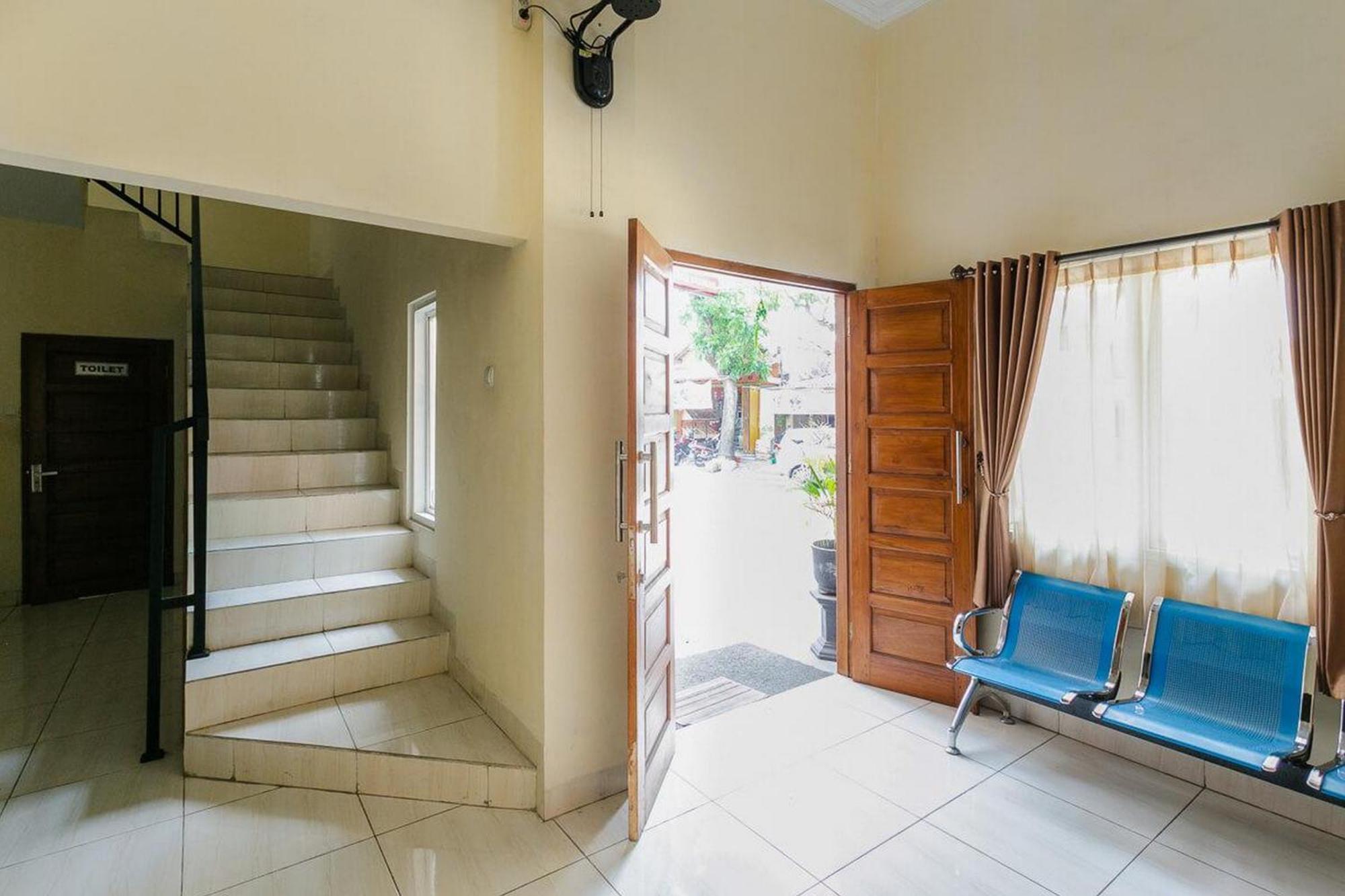 מלון Surakarta  Reddoorz Syariah Near Purwosari Train Station מראה חיצוני תמונה