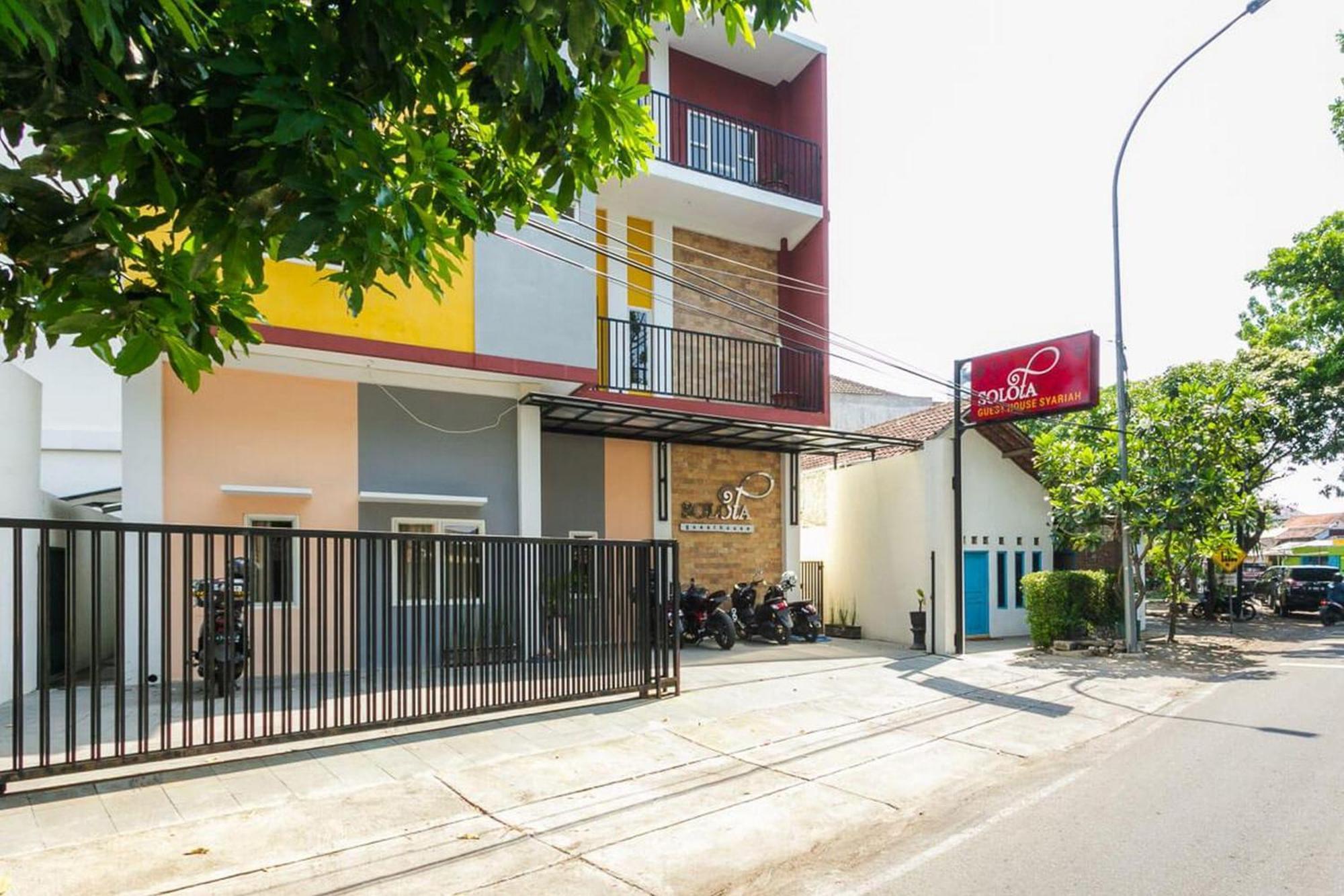 מלון Surakarta  Reddoorz Syariah Near Purwosari Train Station מראה חיצוני תמונה